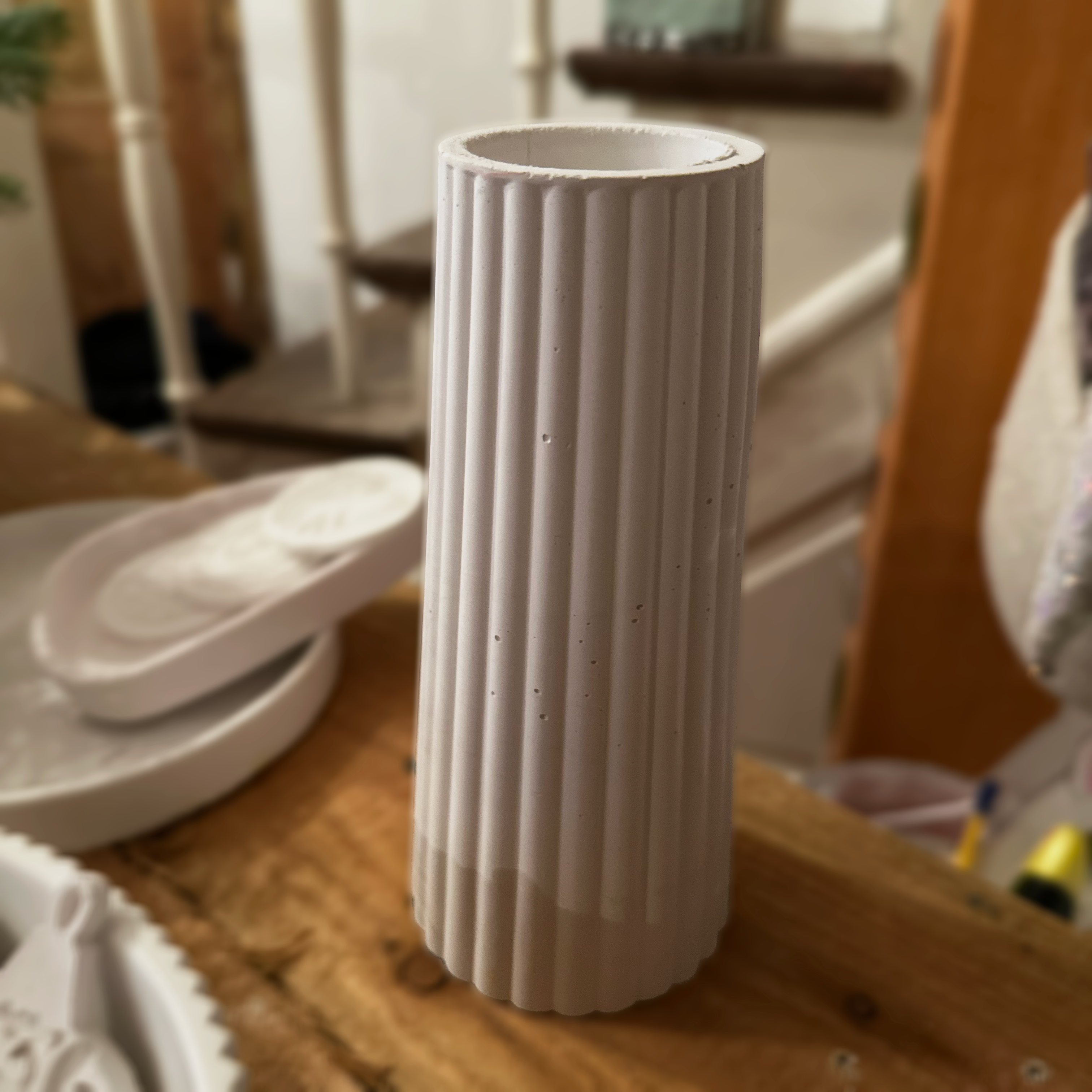 Gips Vase mit Rillen in Weiß Matt
