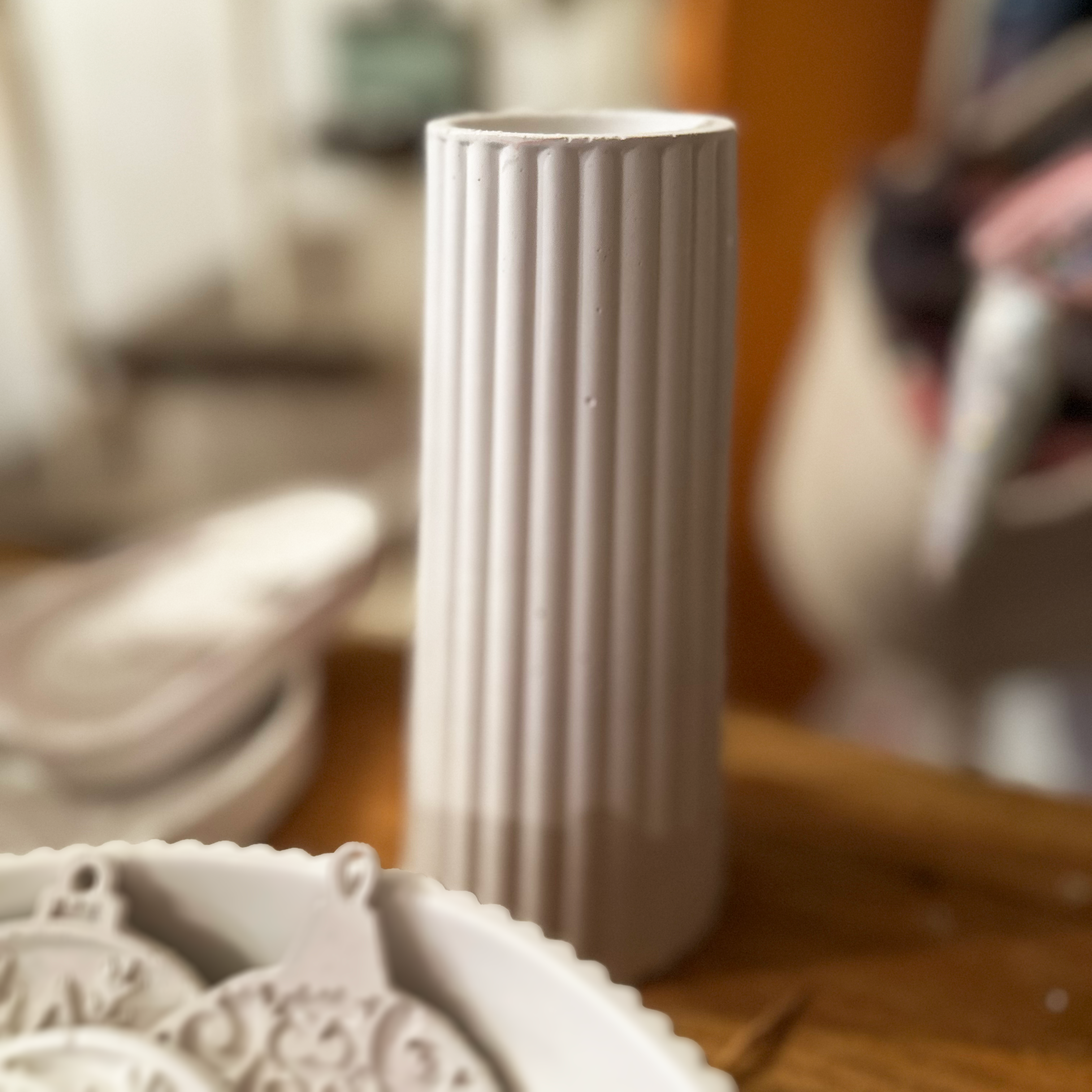 Gips Vase mit Rillen in Weiß Matt